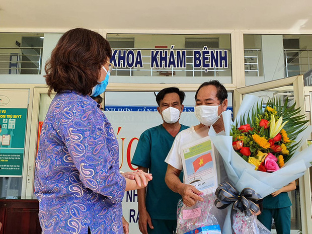 
Bệnh nhân Covid-19 cuối cùng tại Đà Nẵng được xuất viện. (Ảnh: Tuổi Trẻ).
