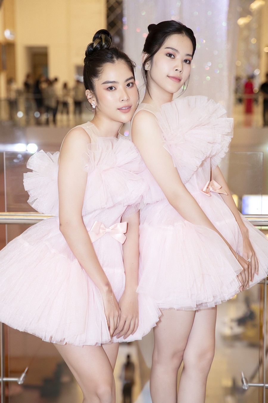  
Nam Anh - Nam Em diện hai mẫu váy ngắn trên gối bồng xòe, hai chị em người đẹp sử dụng cùng một make up và kiểu tóc khiến cặp sao càng thêm giống nhau. 