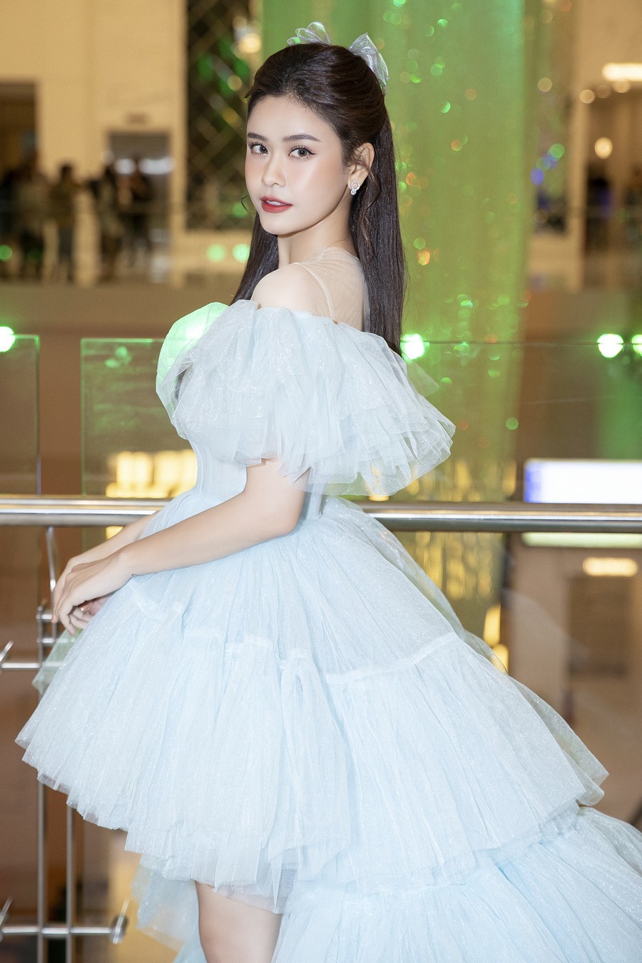  
Trương Quỳnh Anh xinh đẹp hết phần thiên hạ với chiếc váy xếp tầng tông xanh pastel. 