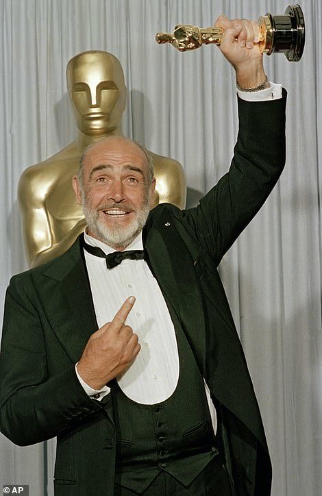  
Sean Connery mang về tượng vàng Oscar danh giá cho sự nghiệp của mình (Ảnh: Dailymail)