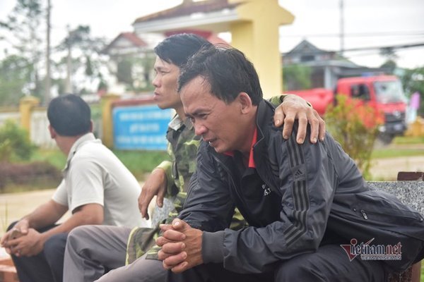  
Người nhà của các công nhân còn mất tích vẫn ngóng tin con em mình. (Ảnh: VietNamNet)