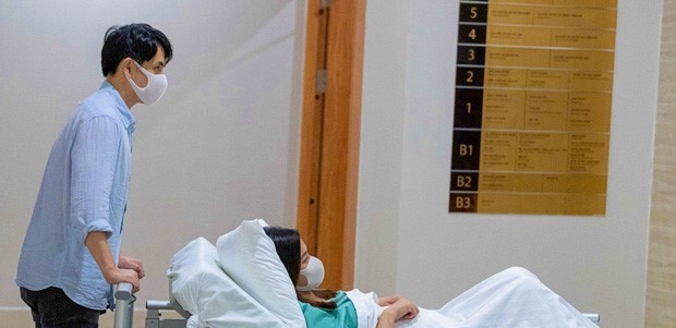  
Nữ ca sĩ sinh con ở một bệnh viện quốc tế ở TP.HCM. Cả hai đều mang khẩu trang để đảm bảo an toàn sức khỏe. (Ảnh: Kênh14) - Tin sao Viet - Tin tuc sao Viet - Scandal sao Viet - Tin tuc cua Sao - Tin cua Sao