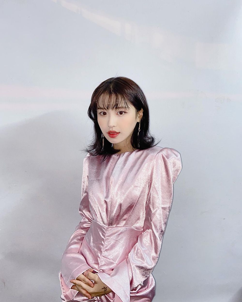 
Han Sara mặc váy hồng bắt sáng, đây là outfit hiếm hoi ca sĩ không khoe vòng eo 50-51cm của mình. (Ảnh: Instagram nhân vật)