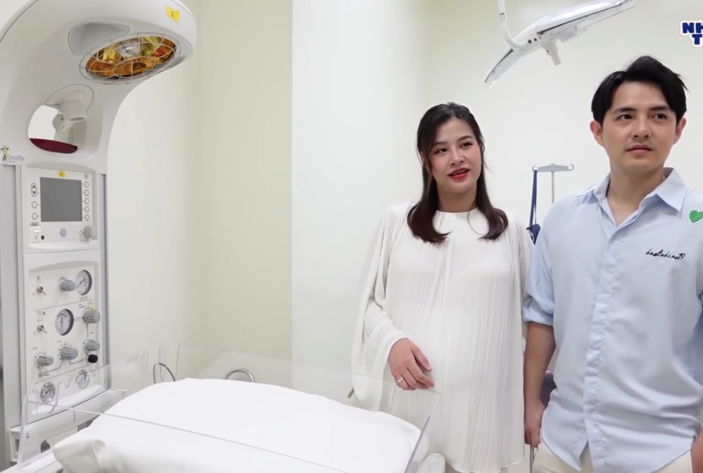  
Cặp đôi lựa chọn một bệnh viện quốc tế để cho nhóc tì chào đời. (Ảnh: Chụp màn hình) - Tin sao Viet - Tin tuc sao Viet - Scandal sao Viet - Tin tuc cua Sao - Tin cua Sao