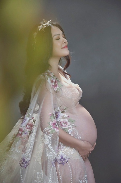 
Dương Cẩm Lynh không nằm ngoài "trend" mặc các bộ cánh trong suốt khi mang thai, cô chọn những thiết kế dáng dài có thêu hoa để tăng phần thu hút. (Ảnh: FBNV)