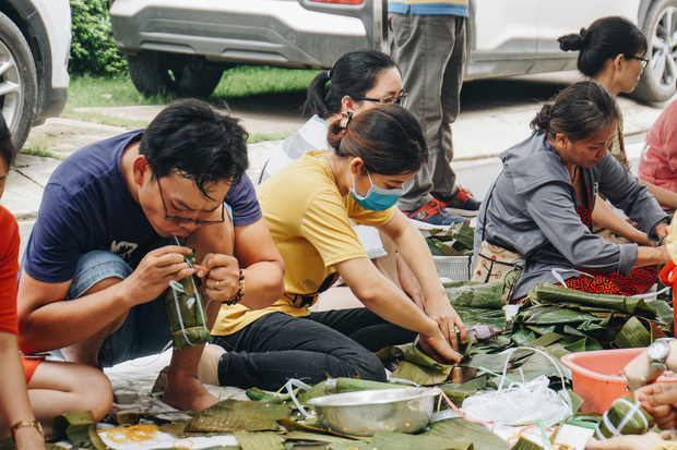  
Người dân Sài Gòn cùng nhau gói bánh chưng cứu trợ. (Ảnh: Pháp luật và Bạn đọc)