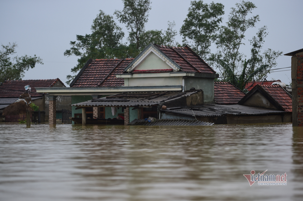  
Một ngôi nhà ở tỉnh Quảng Bình bị nước lũ nhấn chìm. (Ảnh: VietNamNet)