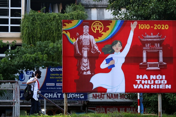  
Tấm pano trên đường Yên Phụ thể hiện sự tự hào về kỷ niệm 1010 năm Thăng Long - Hà Nội gắn với vua Lý Công Uẩn. (Ảnh: Dân trí)