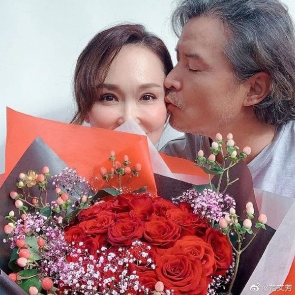  
Cặp đôi vẫn ngọt ngào sau 11 năm kết hôn. Ảnh: Weibo