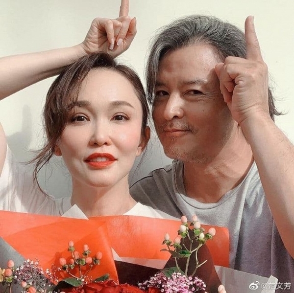  
Phạm Văn Phương đăng ảnh kỷ niệm ngày cưới bên chồng. Ảnh: Weibo