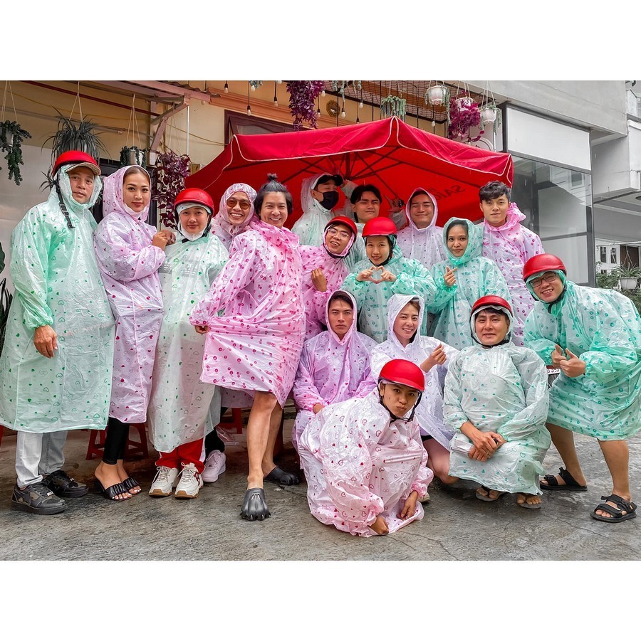  
Dàn nghệ sĩ bạn thân BB Trần "lầy lội", buộc phải diện áo mưa đi chơi Đà Lạt giữa mùa mưa bão. (Ảnh: FBNV)
