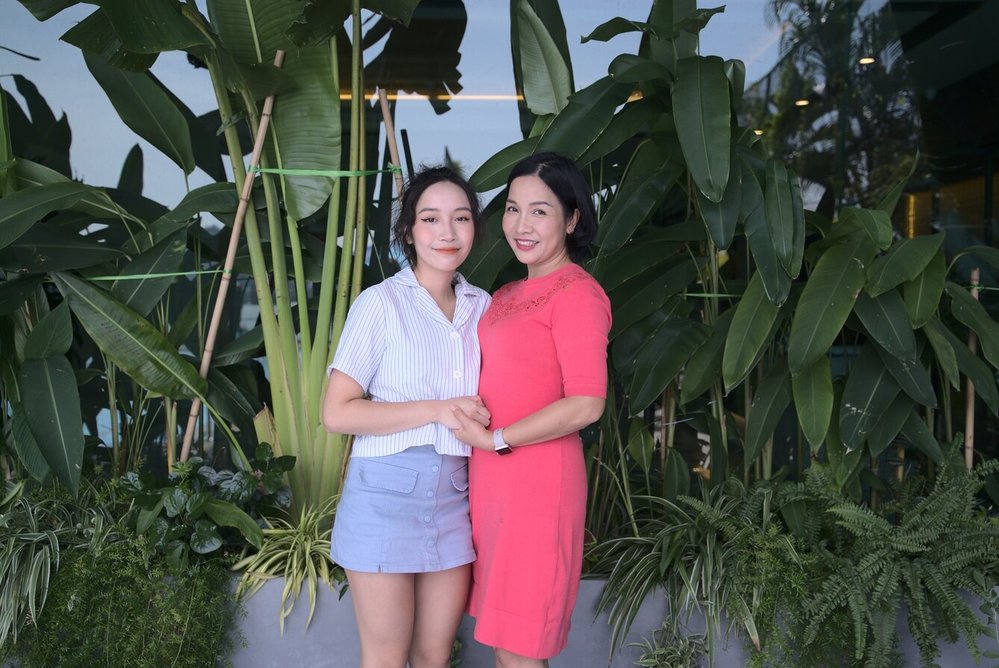  
Ca sĩ Mỹ Linh cùng con gái Mỹ Anh kết hợp cùng Facebook trong chương trình Chung Tay Vì Phụ Nữ Miền Trung.