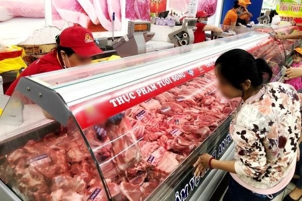 
Người tiêu dùng chọn mua thịt tại siêu thị (Ảnh: 24h)