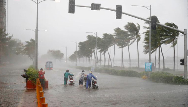 
Mưa bão khiến người dân di chuyển khó khăn (Ảnh: Thanh Niên)