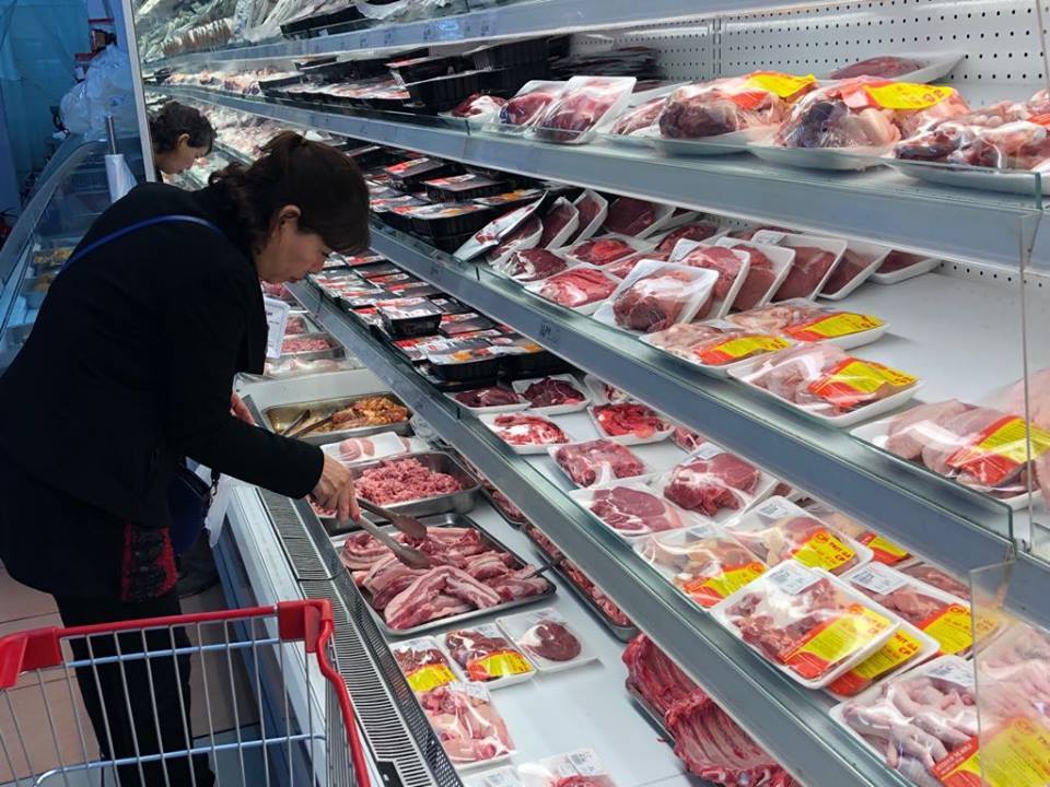  
Người tiêu dùng chọn mua thịt trong siêu thị (Ảnh: Tiêu dùng)