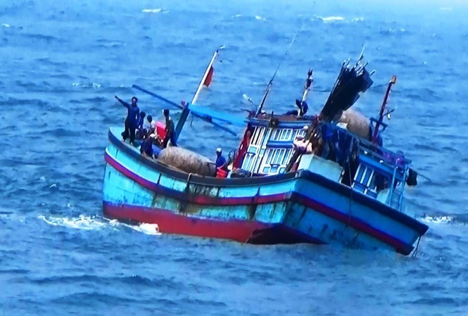  
Một tàu cá ngả nghiêng khi gặp gió lớn giữa biển tại Phú Yên (Ảnh: Pháp luật Online)