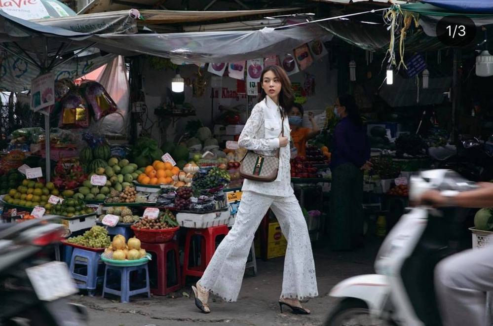
Phí Phương Anh thực hiện bộ ảnh thời trang ở chợ với "cả cây" Gucci. (Ảnh: Instagram nhân vật)