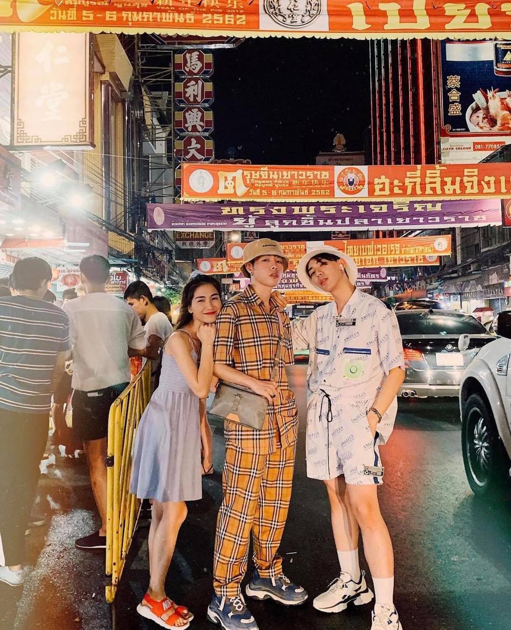 
Hình ảnh bộ ba đi chợ Thái Lan hồi 2018, nếu giọng ca Hết thương cạn nhớ phối đồ Burberry nón Alexander Wang thì Erik chọn bộ cánh ngắn của Balenciaga. (Ảnh: Instagram nhân vật)