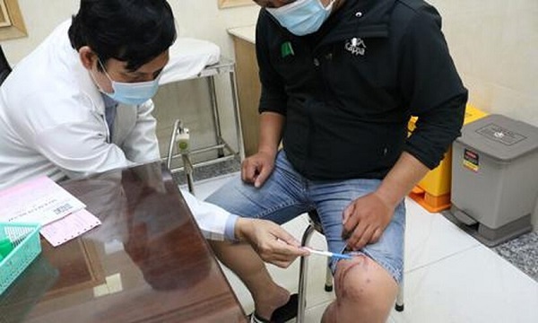  
Bệnh nhân được bác sĩ thăm khám phần da bị tổn thương. (Ảnh: VietNamNet).