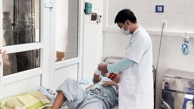 
Một bệnh nhân bị bỏng do nướng mực bằng cồn. (Ảnh: An Ninh Thủ Đô)