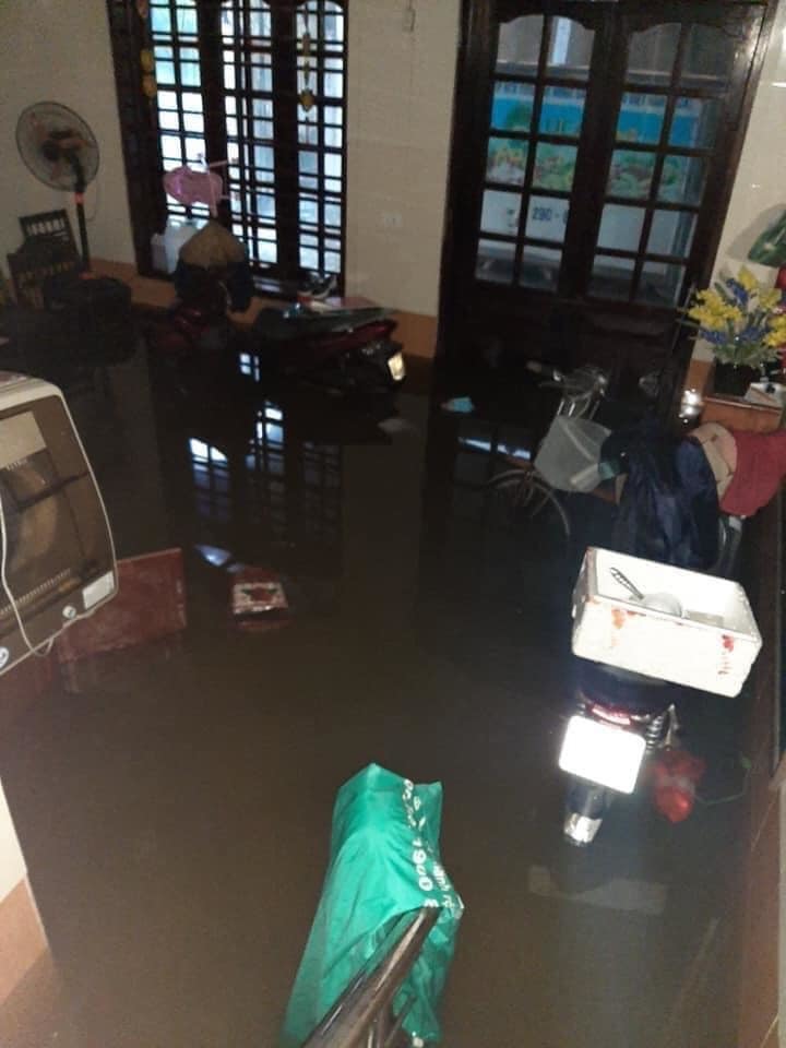 
Nước tràn vào bên trong nhà của 1 hộ dân ở Hà Tĩnh. (Ảnh: Hà Tĩnh 24h)