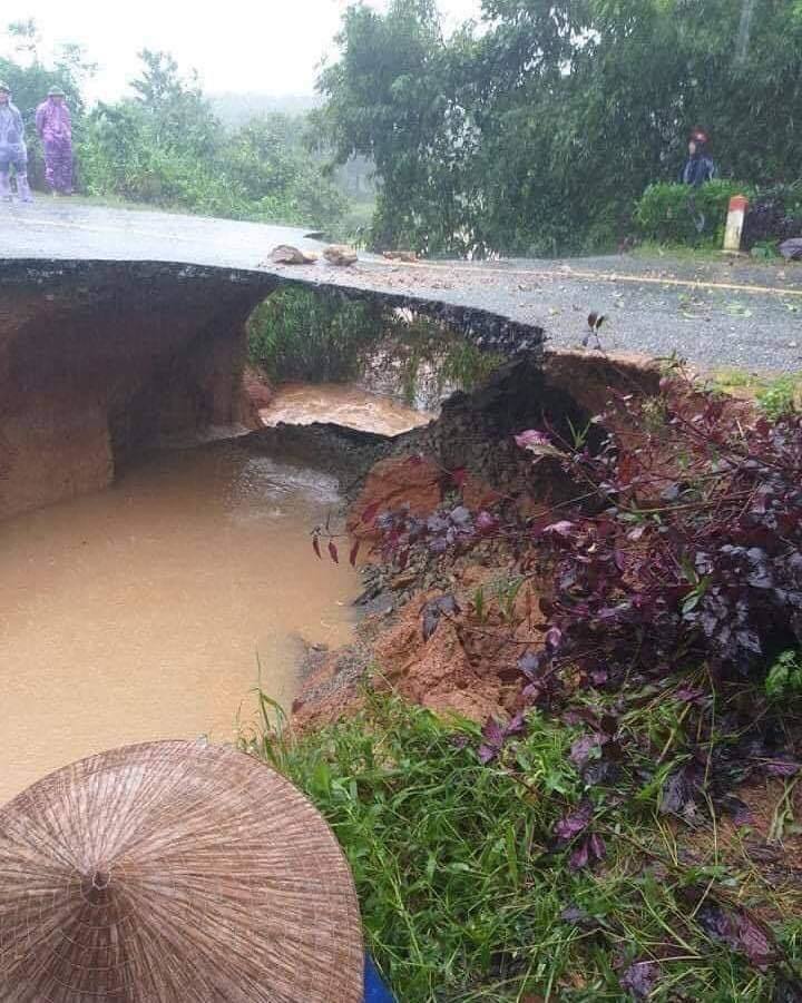  
Một tuyến đường ở Hà Tĩnh bị sạt lở nặng do mưa lũ. (Ảnh: Hà Tĩnh 24h)