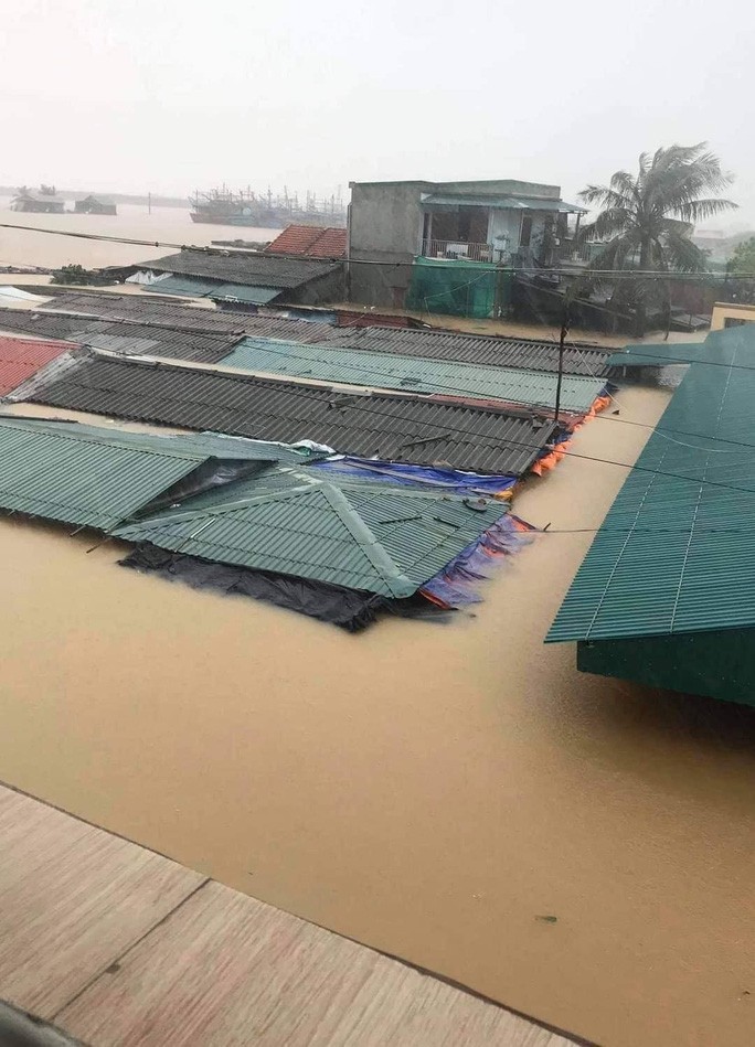  
Nước ngập chợ Quảng Thuận, thị xã Ba Đồn. (Ảnh: Người Lao Động)