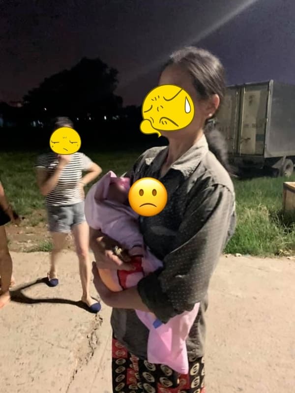
Hình ảnh một em bé sơ sinh được tìm thấy ở Mê Linh, Hà Nội cuối tháng 9. (Ảnh: VietNamNet)