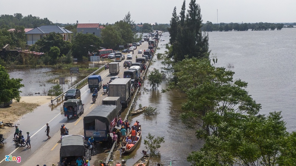  
Đoàn xe cứu trợ nối đuôi nhau dài cả km tại Quảng Bình. (Ảnh: Zing)