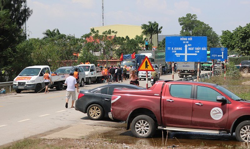  
Đoạn đường tại ngã ba Cam Liên bị ùn tắc vì có quá nhiều xe cứu trợ kéo về. (Ảnh: Báo Pháp Luật)