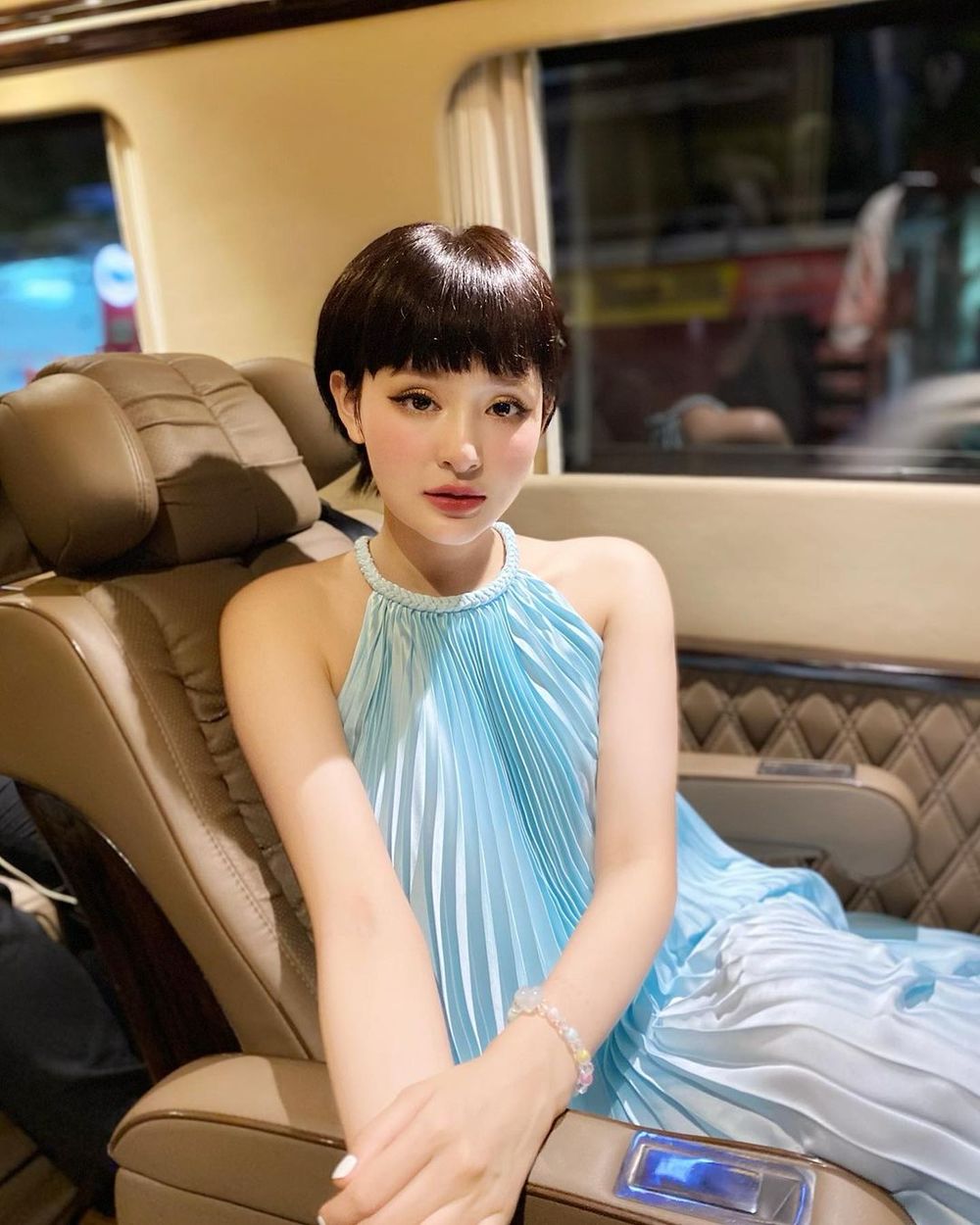 
Tóc tém vẫn là "đặc sản" của người đẹp gốc Đắk Lắk, trong các bức ảnh chụp trên xe sự sang chảnh của cô nàng được thể hiện rõ hơn bao giờ hết. (Ảnh: FBNV)
