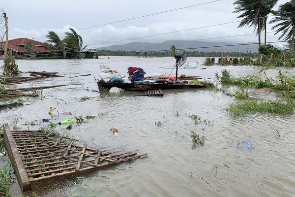  
Bão Molave quét qua gây ngập lụt ở nhiều nơi tại Philippines. (Ảnh: AP).