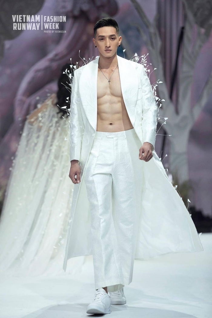  
Người mẫu Long Lê diện bộ vest trắng hờ hững thân hình vạm vỡ (Ảnh: BTC) - Tin sao Viet - Tin tuc sao Viet - Scandal sao Viet - Tin tuc cua Sao - Tin cua Sao