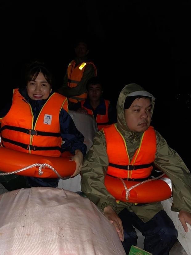 
Hòa Minzy trong đợt cứu trợ tại Hà Tĩnh (Ảnh: FBNV).