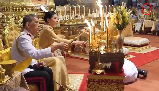  
Hoàng quý phi ngồi đằng xa xem Quốc vương và Hoàng hậu thực hiện các nghi lễ. (Ảnh: Sanook)
