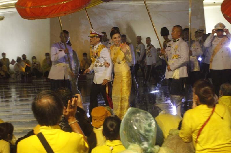  
Hoàng hậu với Quốc vương Thái Lan tay trong tay không rời. (Ảnh: Line Today)
