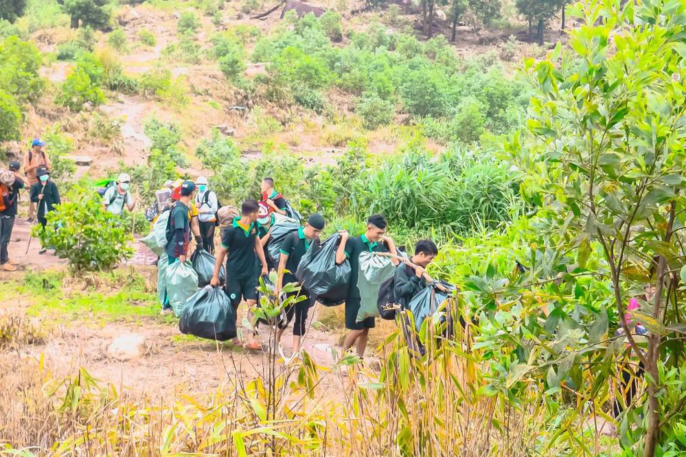  
Địa điểm dọn rác lần này nằm trên đỉnh núi Chứa Chan (Gia Lào) có độ cao hơn 800m, nằm ở thị trấn Gia Ray, huyện Xuân Lộc và được coi là nóc nhà của tỉnh Đồng Nai.