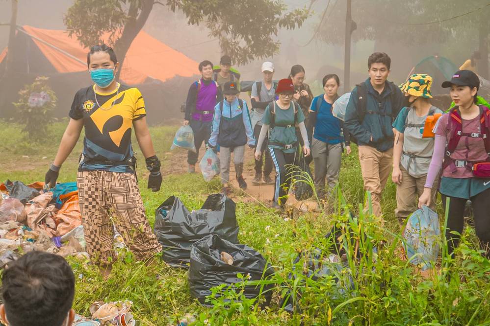  
Những người đồng đội cùng chung tay lượm rác, làm sạch núi Chứa Chan trong cộng đồng Việt Nam Ơi!