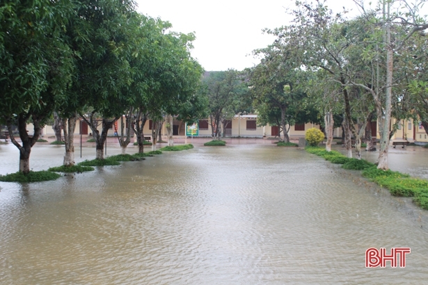 
Một trường học ngập do mưa lũ. (Ảnh: Báo Hà Tĩnh)