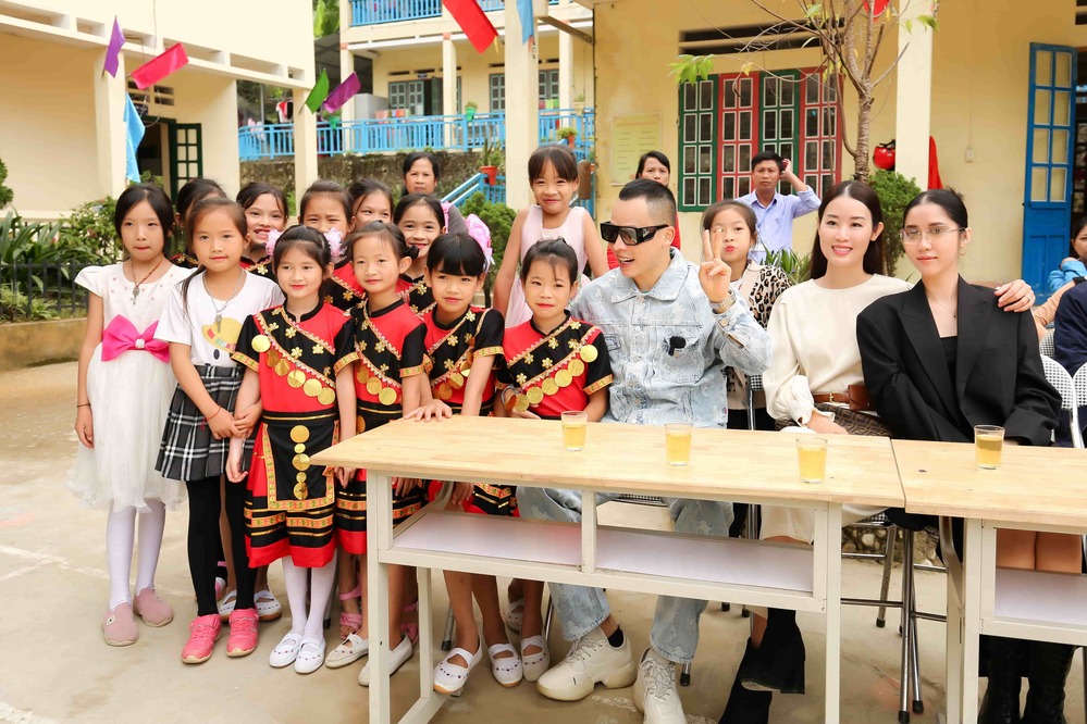 
Tới Sapa, Vũ Khắc Tiệp đã ghé thăm trường tiểu học quốc gia Tả Vang trao quà cho các em nhân mùa đông sắp tới. (Ảnh: N.T.T)