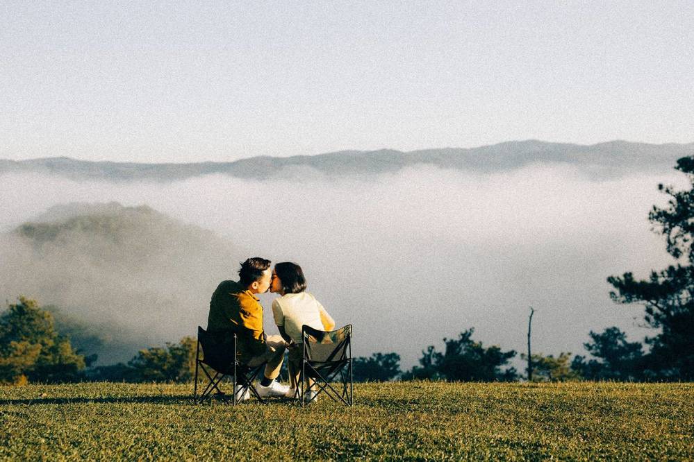  
Vừa ngắm mây trên đồi Đa Phú, vừa trao cho nhau những nụ hôn nồng thắm thì còn gì tuyệt vời hơn cơ chứ