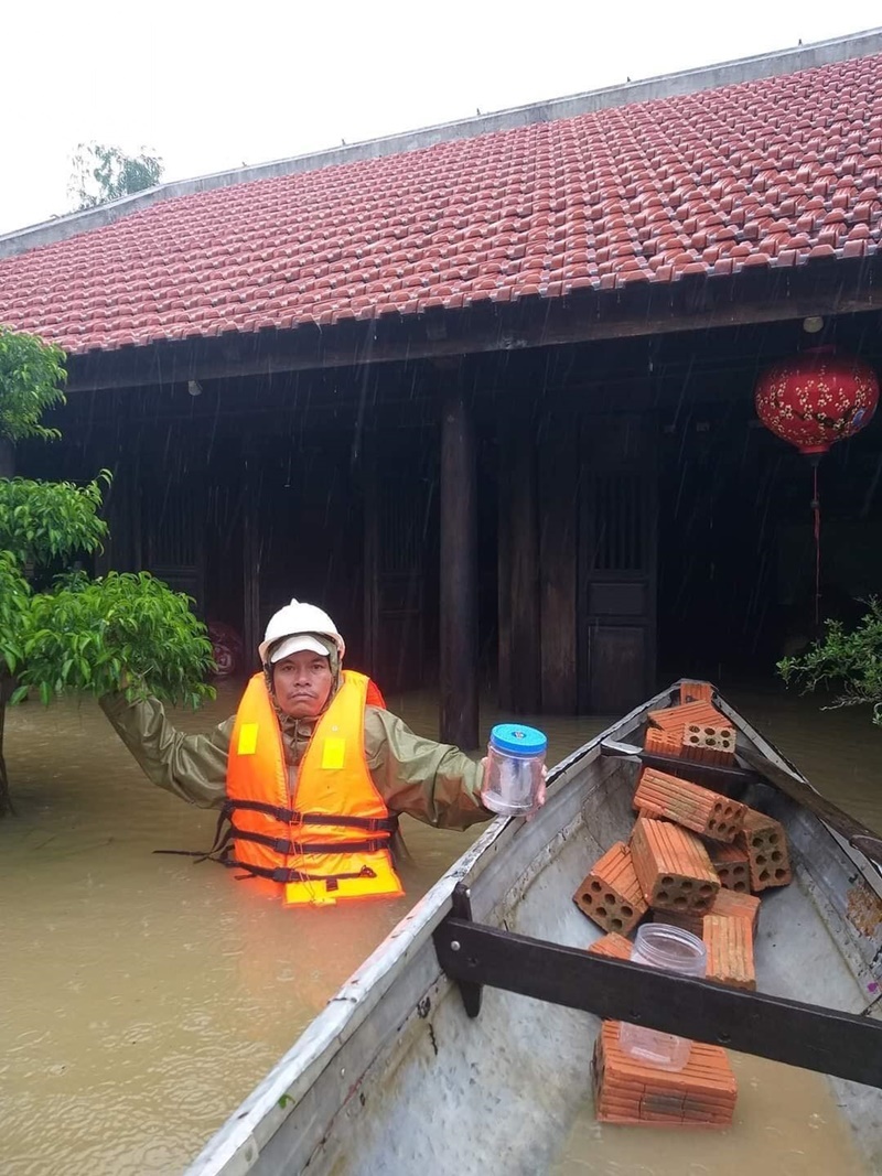  
Khu vực làng cổ Phước Tích bị nước lũ nhấn chìm.