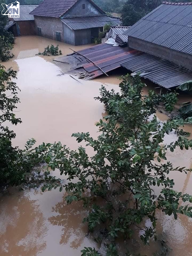  
Các ngôi nhà ở vùng trũng thấp tại Huế đều bị lũ nhấn chìm. 
