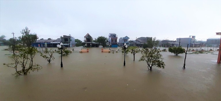  
Mưa lũ gây ra ngập lụt nặng ở miền Trung. (Ảnh: Thanh Niên)