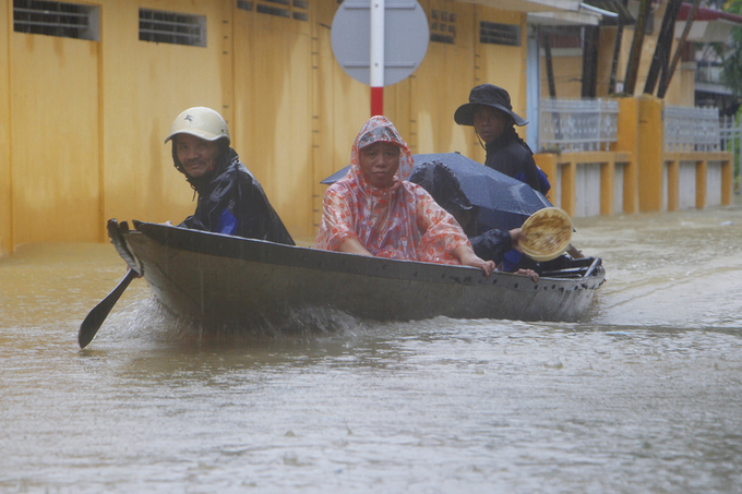 
Nhiều nơi ở Huế bị ngập sâu do nước lũ lên nhanh. (Ảnh: VNExpress)