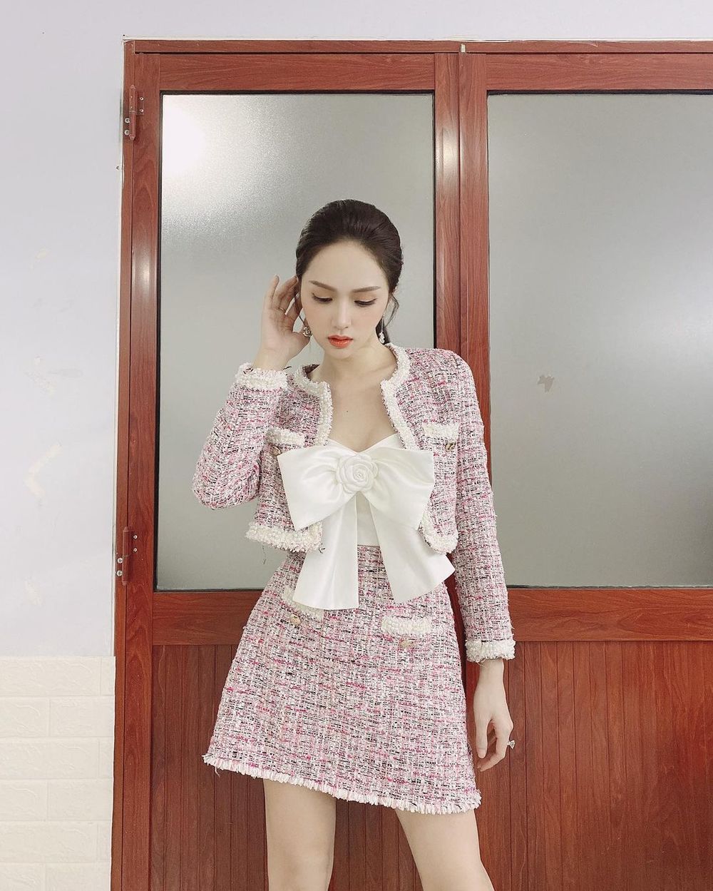  
Hoa hậu Chuyển giới Quốc tế 2018 "chậm nhịp" hơn nhiều sao Việt với mẫu áo đính nơ. (Ảnh: FBNV)