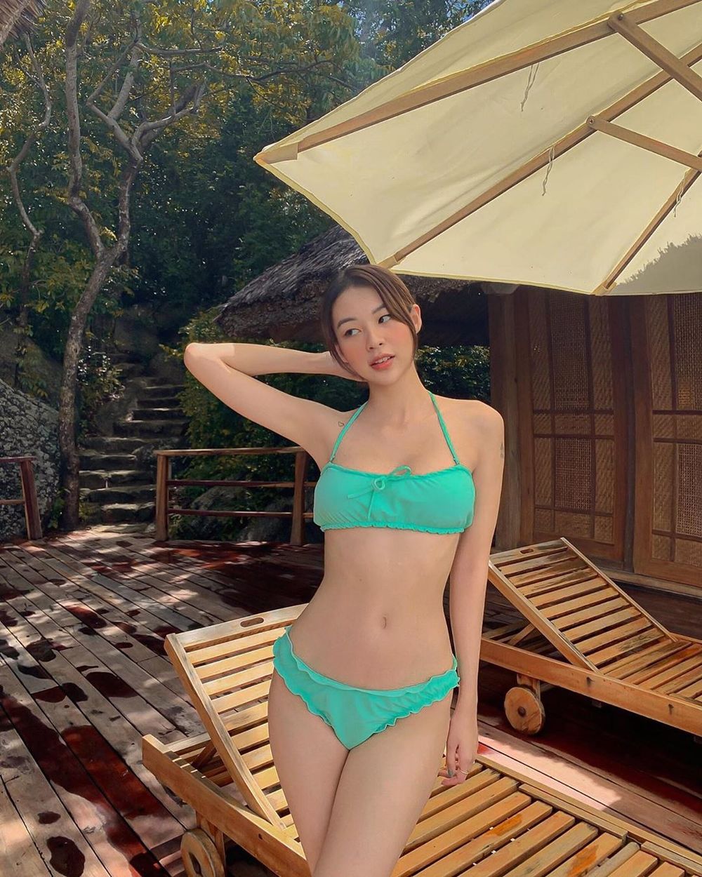  
Phí Phương Anh diện bikini tông xanh với phần viền bèo lạ mắt. (Ảnh: FBNV)