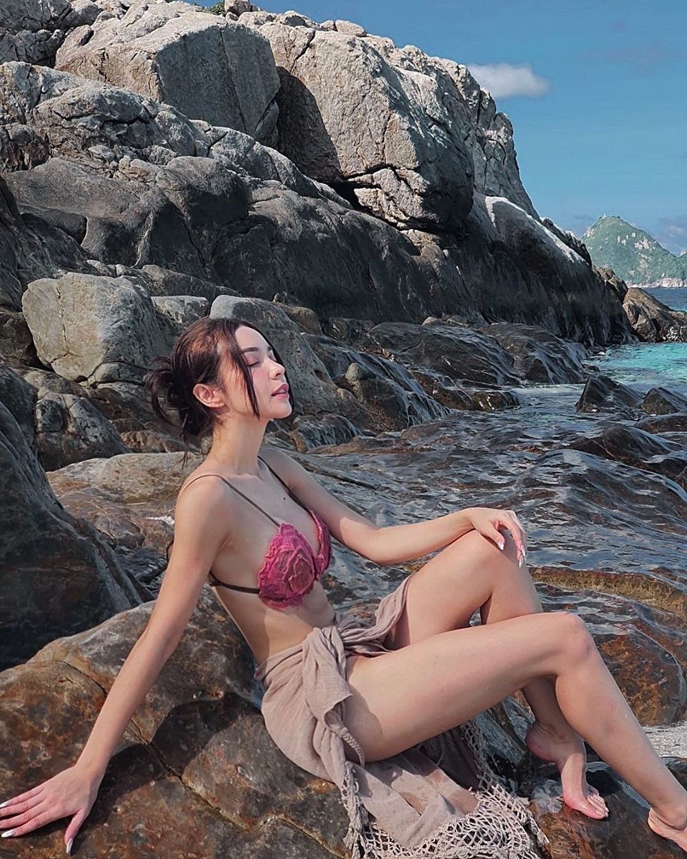  
Mlee khoe dáng với bikini trên biển, thân hình nuột nà của ca sĩ tôn lên vẻ đẹp của thiên nhiên (Ảnh: Instagram nhân vật)
