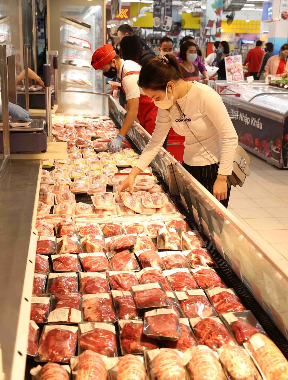 
Người tiêu dùng chọn mua thịt trong siêu thị (Ảnh: Tổ Quốc)