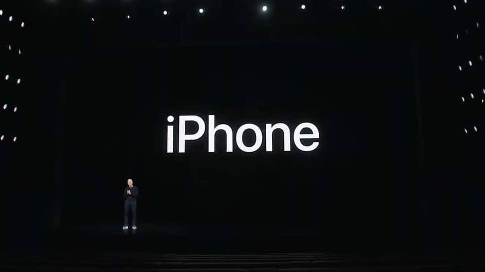  
CEO Apple - Tim Cook xuất hiện một mình trên sân khấu ra mắt iPhone mới. (Ảnh: Twitter).